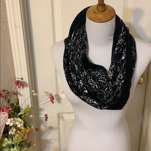 🌺Black and silver patterned infinity  scarf